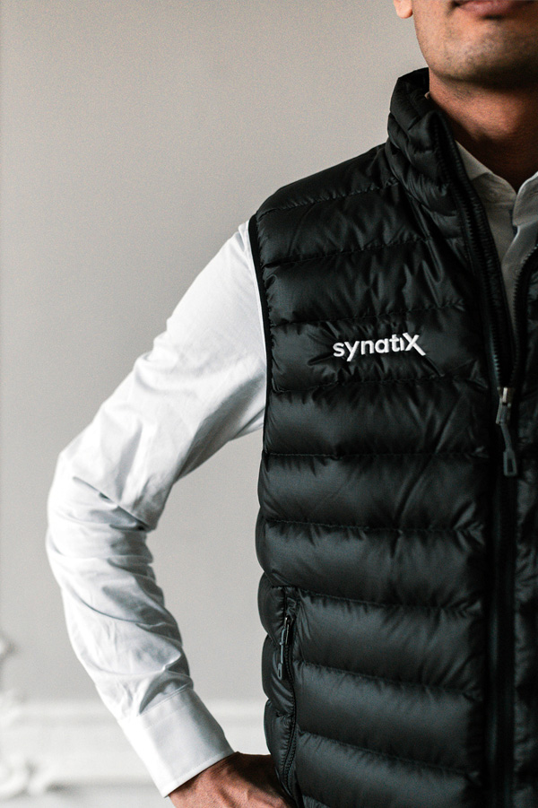 Abbildung einer Weste mit Synatix Logo als Branding
