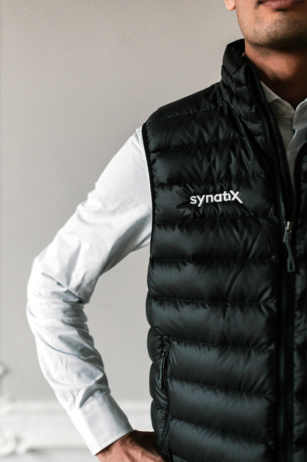 Synatix GmbH, Brand Guidelines Abbildung einer Weste mit Synatix Logo als Branding