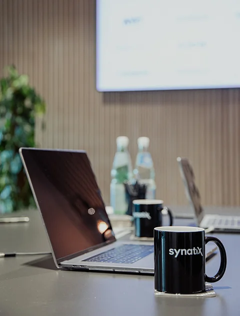 Deine Benefits bei uns Synatix cup in a meeting room