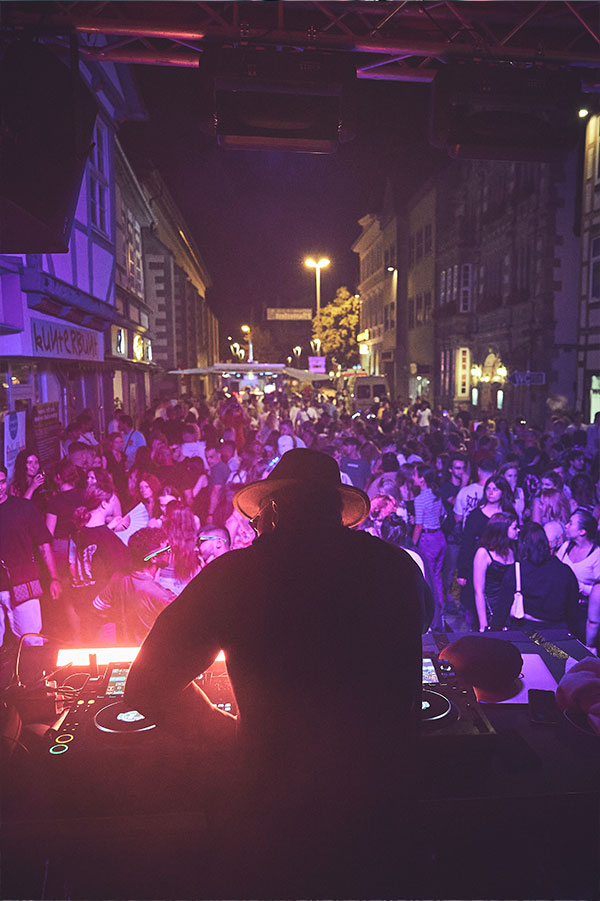 Bild von der Game Palace Stage auf dem Pflasterfest aus der Sicht des DJs