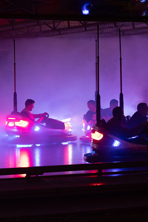 Coches de choque de noche en la fiesta de verano