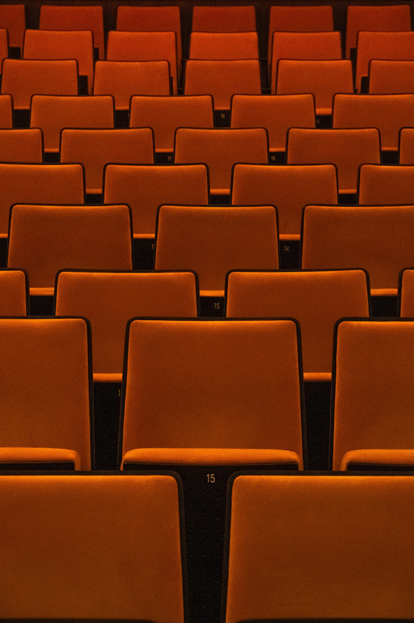 Geometrische,Symmetrische Anordnung vieler, roter Sitze in einem Theater