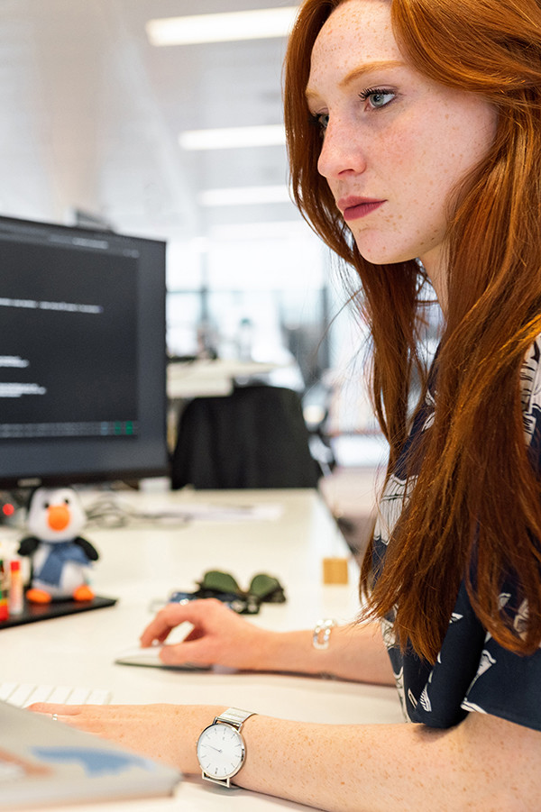 Mujer trabajando en la computadora