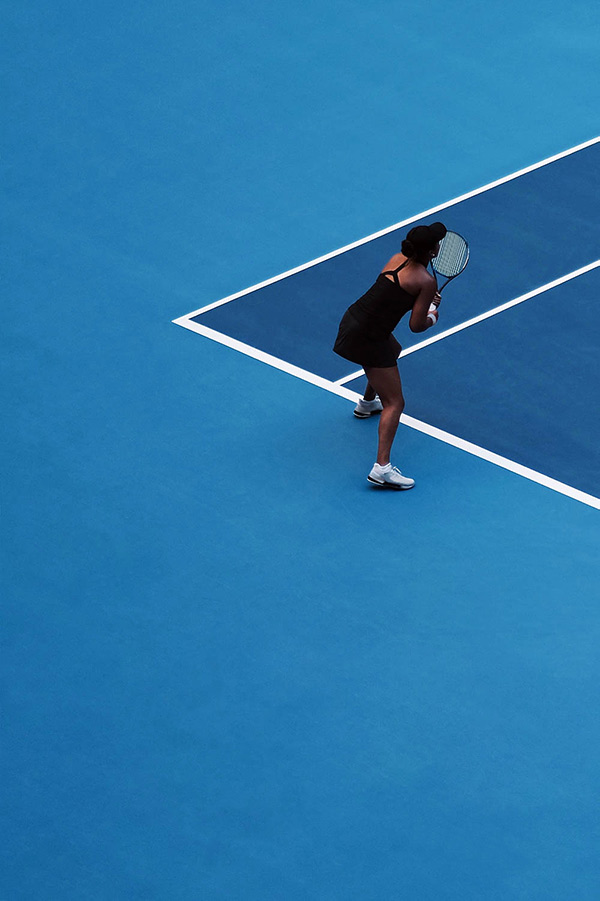 Tennisspielerin auf einem blauen Spielfeld