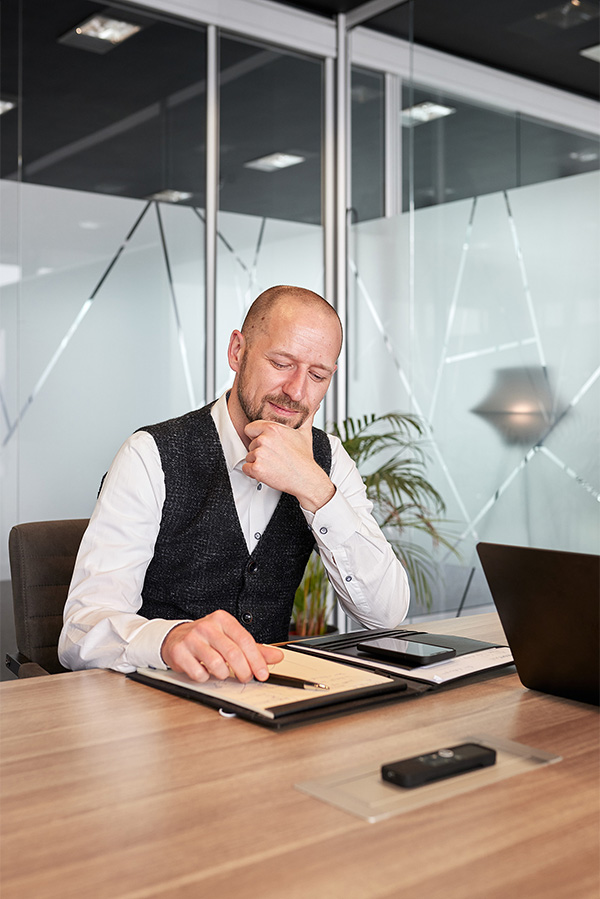 KREDIT.DE A KREDIT.DE employee reading a document