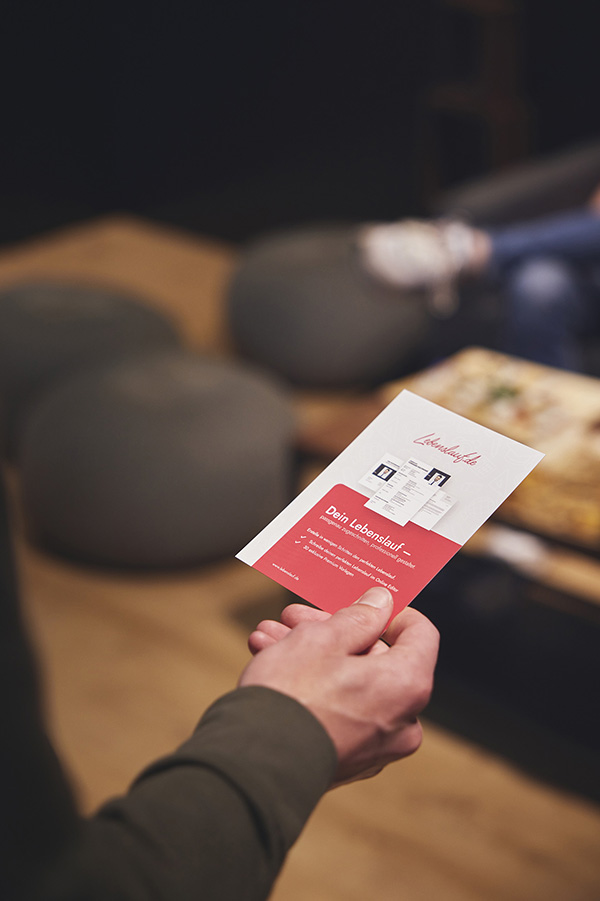 Lebenslauf.de A flyer is held in one hand