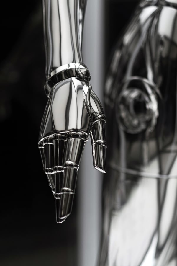 Photo by Qinghong Shen on Unsplash Silbernes, glänzendes Modell einer Hand